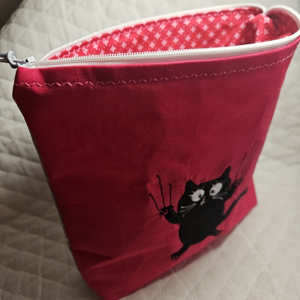 Red Cat Embroidered Pouch - Picture 3 of 6